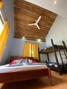 a bedroom with two bunk beds and a ceiling fan at Casa Luna Apartment in Puerto Viejo