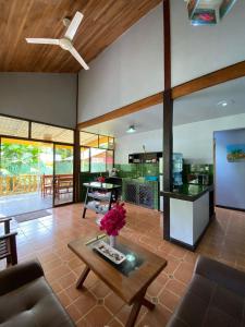 a living room with a table and a kitchen at Casa Luna Apartment in Puerto Viejo