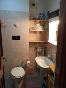 a small bathroom with a toilet and a sink at Monolocale Residence Paradiso Aremogna a due passi dagli impianti sciistici in Roccaraso