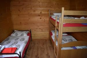 een kamer met twee stapelbedden in een hut bij Odmor za dušu i tijelo u srcu prirode in Aljmaš