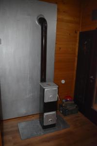 una estufa en la esquina de una habitación en Odmor za dušu i tijelo u srcu prirode en Aljmaš