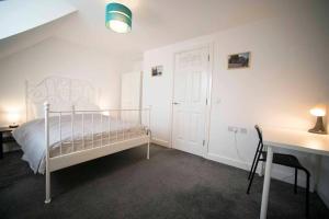 A Cosy 3-bed Family House in Liverpool sleeps 6 with parking spacesにあるベッド