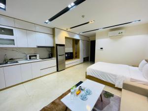 um quarto grande com uma cama e uma mesa em Gavi Home - Luxury Apartment D'Capitale Trần Duy Hưng Hà Nội em Hanói