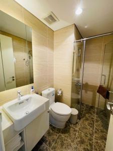 uma casa de banho com um WC, um lavatório e um chuveiro em Gavi Home - Luxury Apartment D'Capitale Trần Duy Hưng Hà Nội em Hanói