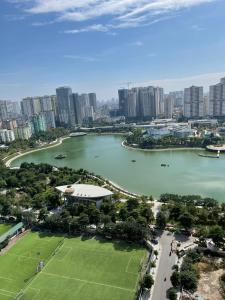 uma vista aérea de um campo de ténis ao lado de um lago em Gavi Home - Luxury Apartment D'Capitale Trần Duy Hưng Hà Nội em Hanói