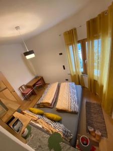 Habitación pequeña con cama y mesa en Villa Alessandra, en Colle Isarco