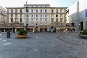 un grand bâtiment avec une cour en face dans l'établissement B&B Emozioni Fiorentine, à Florence
