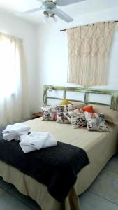 um quarto com uma cama com almofadas e um tecto em Apartamentos "Rufina II y III Merlo céntrico em Merlo