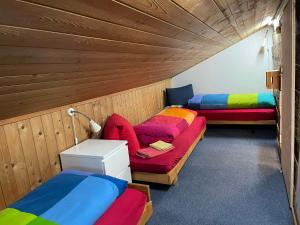 Rúm í herbergi á Adventure Hostel