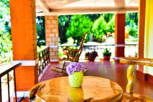 un vaso di fiori seduto su un tavolo di Niraamaya Blue Mountain -Chikmagalur a Tarikere