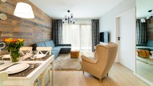 ein Esszimmer und ein Wohnzimmer mit einem Tisch und Stühlen in der Unterkunft Apartamenty Good Time - Stone Hill in Szklarska Poręba