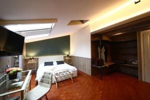 una camera con letto e televisore di Hotel Italia a Verona
