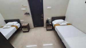 Postel nebo postele na pokoji v ubytování Hotel Akshith Inn