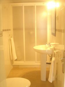 a bathroom with a white sink and a shower at Apartamentos Margoysa I in Los Alcázares
