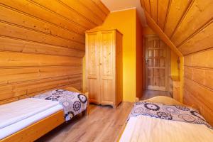 Ένα ή περισσότερα κρεβάτια σε δωμάτιο στο Słoneczny Dworek u Sarnów