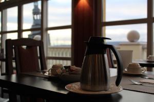 a tea kettle sitting on a table in a restaurant at Hotel Residenz Bad Frankenhausen in Bad Frankenhausen