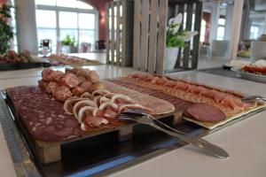 un buffet con carnes y albóndigas sobre una mesa en Hotel Residenz Bad Frankenhausen, en Bad Frankenhausen