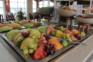 ein Buffet mit vielen verschiedenen Obstsorten auf dem Tisch in der Unterkunft Hotel Residenz Bad Frankenhausen in Bad Frankenhausen