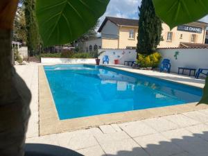 Bazén v ubytování Hôtel Restaurant Le chanel nebo v jeho okolí