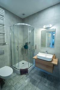 シュクラルスカ・ポレンバにあるSłoneczny Kątのバスルーム(シャワー、洗面台、トイレ付)