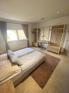 Un dormitorio con una cama grande y una ventana en Apartmani Kumenat en Biograd na Moru