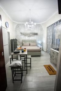 ein Schlafzimmer mit einem Bett und einem Tisch sowie ein Esszimmer in der Unterkunft La Casetta di Lulù in Neapel