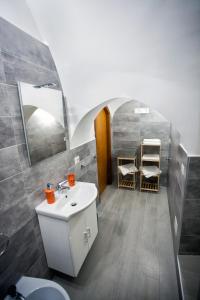 ein Bad mit einem Waschbecken und einem Spiegel in der Unterkunft La Casetta di Lulù in Neapel
