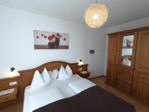 a bedroom with a bed and a chandelier at Residence Sonnberg in Perca