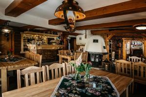 - une salle à manger avec une table et des chaises dans l'établissement Chata na Groniu, à Meszna