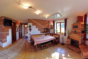 - un salon avec une table et une cheminée dans l'établissement Casa Zollo, à Sălişte