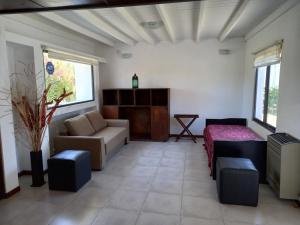 een woonkamer met een bank en een tafel bij Casa para 4 a 6 huespedes in Mar de Ajó