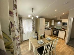 Kuchyň nebo kuchyňský kout v ubytování C04 - Beechwood Lodge with Hot Tub