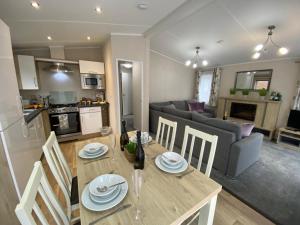 Kuchyň nebo kuchyňský kout v ubytování C04 - Beechwood Lodge with Hot Tub