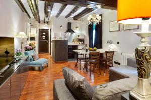 sala de estar y cocina con sofá y mesa en Stay U-nique Apartments Carretes, en Barcelona