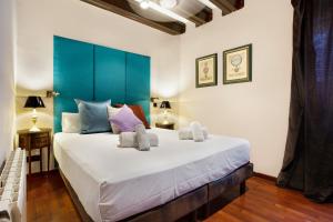 1 dormitorio con 1 cama grande y cabecero azul en Stay U-nique Apartments Carretes, en Barcelona