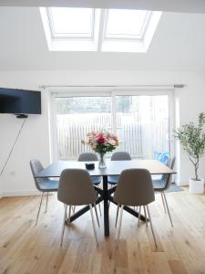 comedor con mesa y sillas en The Penthouse, Ulverston - Lake District, en Ulverston