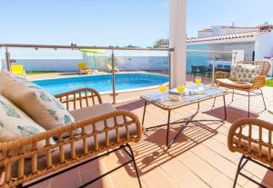 un patio avec une table et des chaises et une piscine dans l'établissement Villa Abel by Algarve Vacation, à Albufeira 42 autres photos