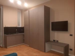 Catenica في ميلانو: غرفة معيشة مع تلفزيون وخزانة