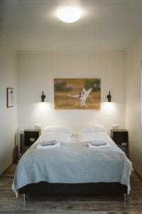 En eller flere senge i et værelse på Austurey Cottages