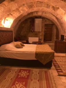 Postel nebo postele na pokoji v ubytování Monte Cappa Cave House
