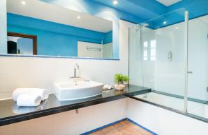 ein Bad mit einem Waschbecken und einer Dusche in der Unterkunft Mas Ses Vinyes - Adults Only in Begur