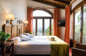 Letto o letti in una camera di Mas Ses Vinyes - Adults Only