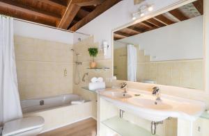 un bagno con lavandino e vasca da bagno di Mas Ses Vinyes - Adults Only a Begur