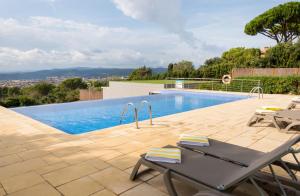 Piscina di Mas Ses Vinyes - Adults Only o nelle vicinanze