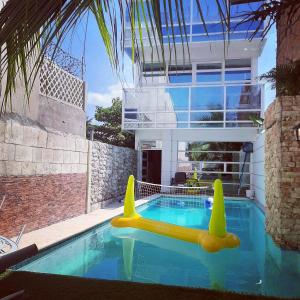 Casa con Piscina Privada Playas del Mar في كارتاهينا دي اندياس: مسبح مع طوف قابل للنفخ في منزل