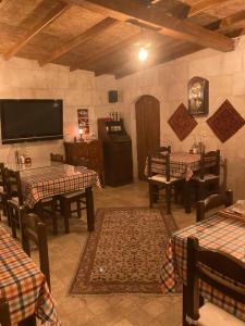 TV a/nebo společenská místnost v ubytování Monte Cappa Cave House