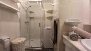 ein Badezimmer mit Dusche und Waschbecken in der Unterkunft El Sueño - Appartamento fronte spiaggia vista mare in Cotillo