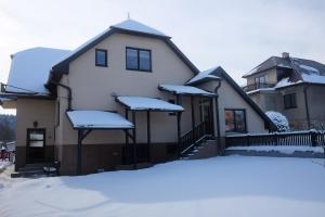 uma casa com neve no telhado em Rodinný dom v Lučivnej pod Vysokými Tatrami em Lučivná