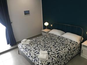 ナポリにある"Panoramic Terrazza - Napoli"のベッドルーム1室(ベッド1台、タオル2枚付)