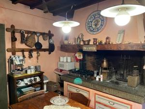 A kitchen or kitchenette at LA FINESTRA SUL BORGO Dimora Storica